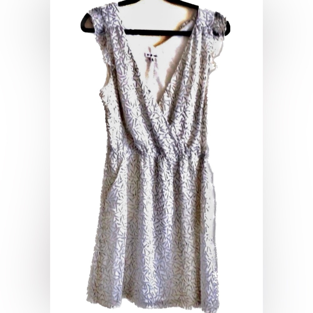 BCBGENERATION White w/ black abstract print dress